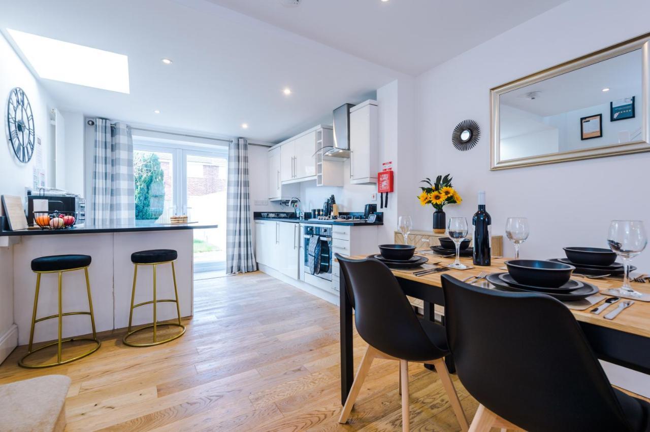 Pristine Chester House: 2-Bed Family Haven by 53 Degrees Property Hough Green Exterior photo