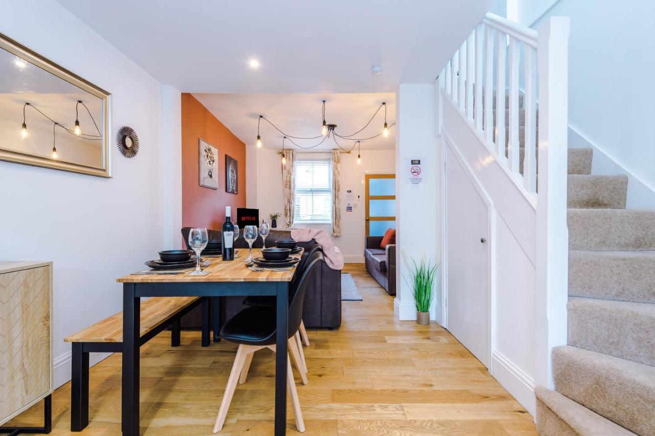 Pristine Chester House: 2-Bed Family Haven by 53 Degrees Property Hough Green Exterior photo