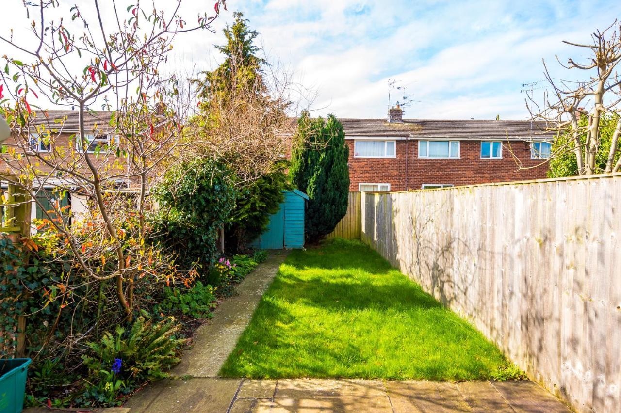 Pristine Chester House: 2-Bed Family Haven by 53 Degrees Property Hough Green Exterior photo
