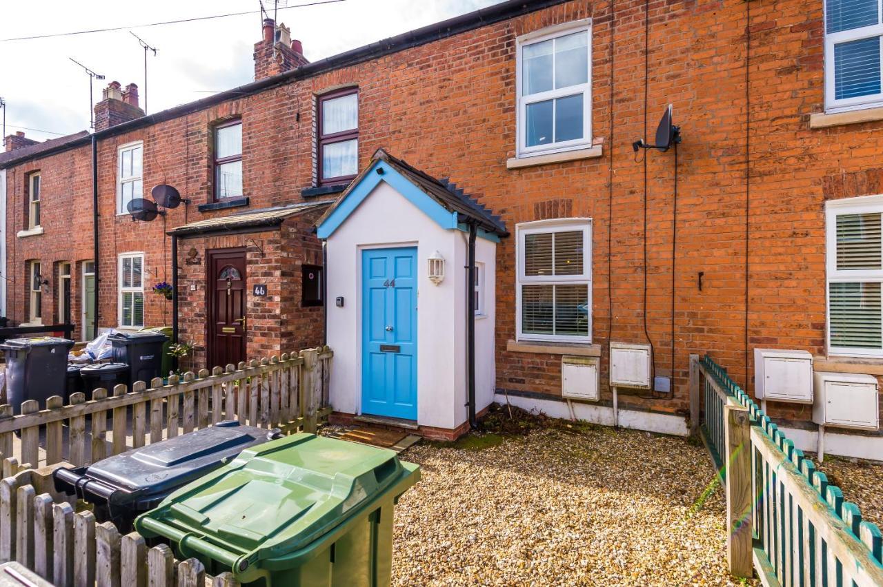 Pristine Chester House: 2-Bed Family Haven by 53 Degrees Property Hough Green Exterior photo